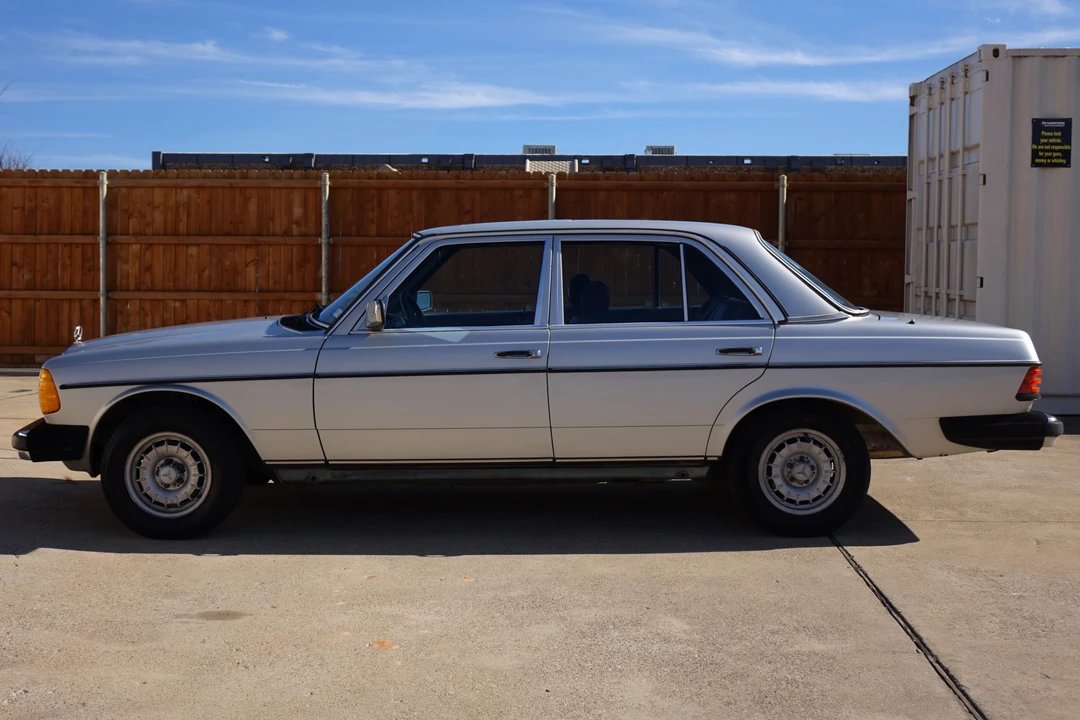 1985 Mercedes-Benz W123 Sedan - Image 4 of 31