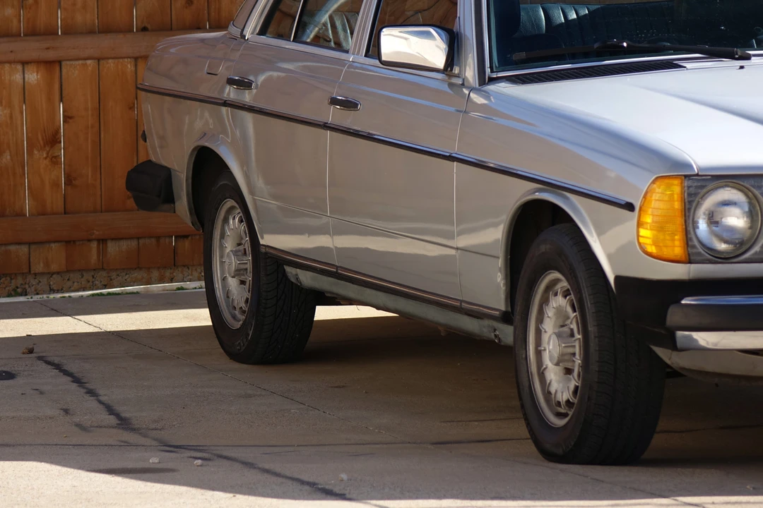 1985 Mercedes-Benz W123 Sedan - Image 9 of 31