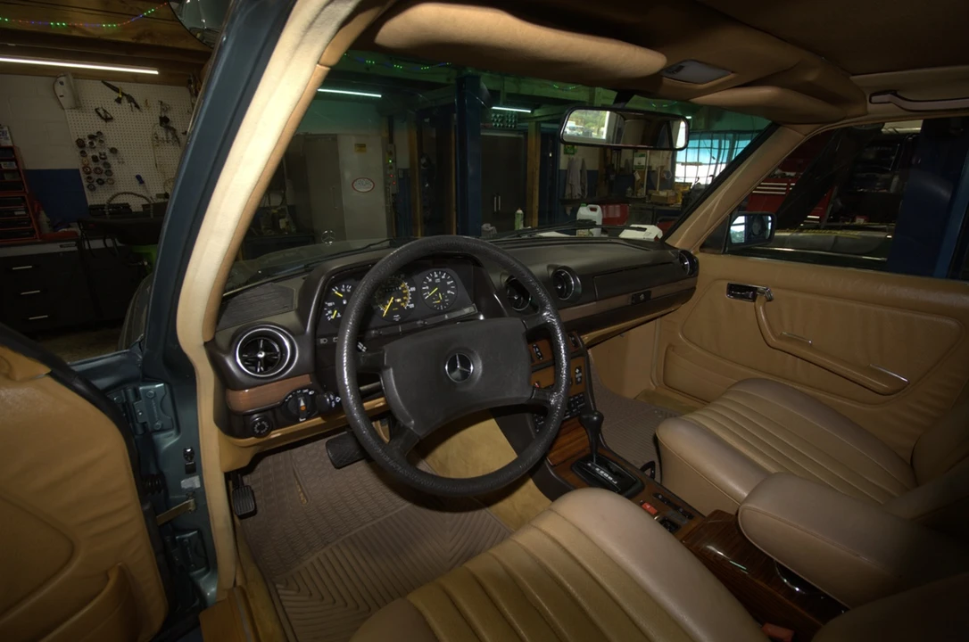 1985 Mercedes-Benz W123 Sedan - Image 31 of 31