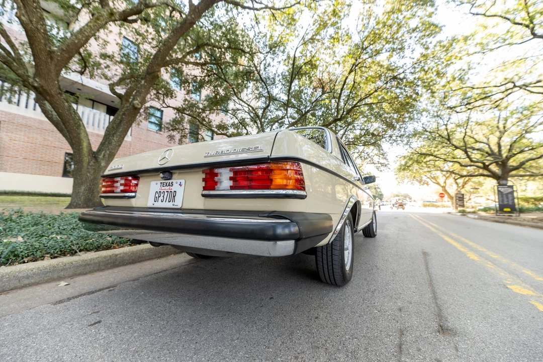 1985 Mercedes-Benz W123 Sedan - Image 8 of 31