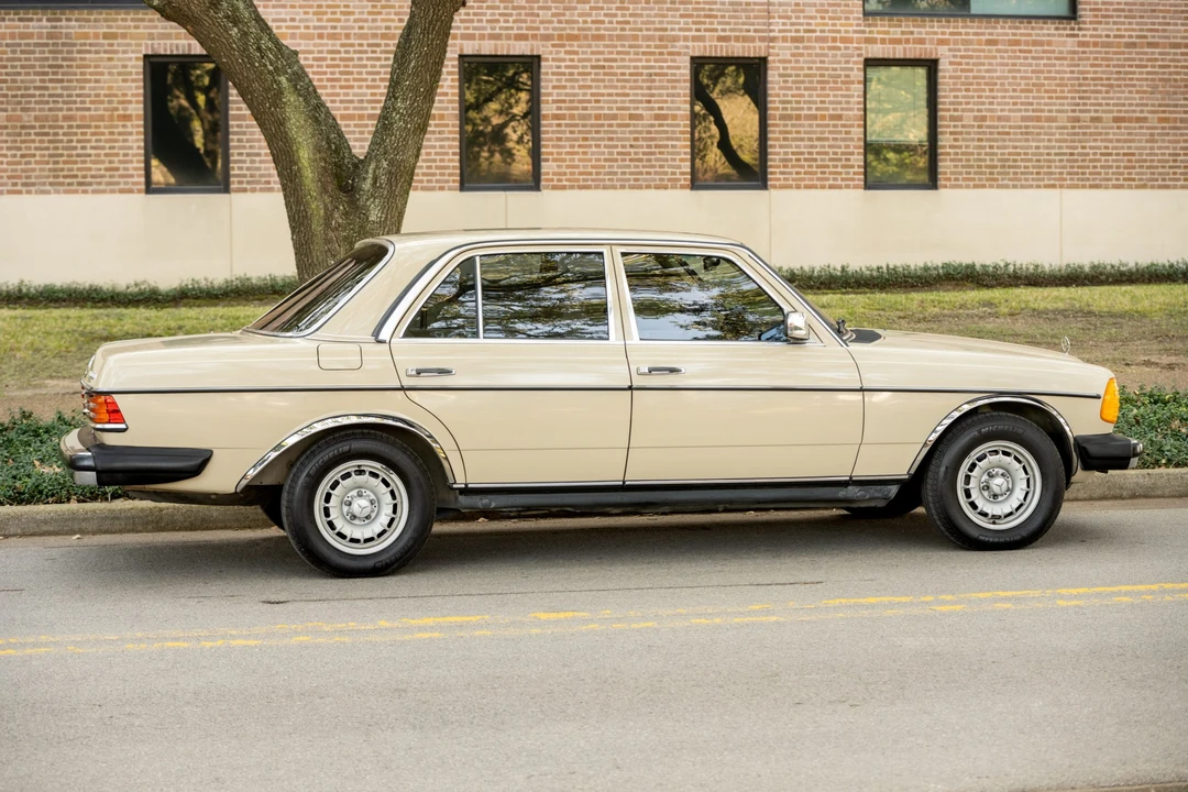 1985 Mercedes-Benz W123 Sedan - Image 10 of 31