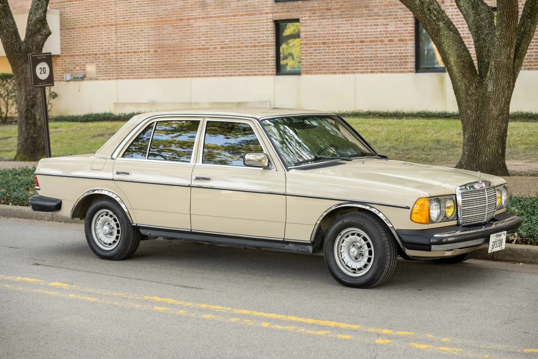1985 Mercedes-Benz W123 Sedan - Image 11 of 31
