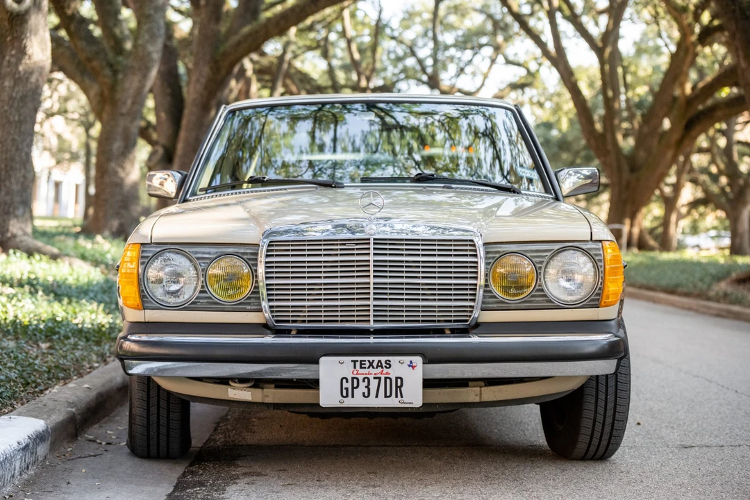 1985 Mercedes-Benz W123 Sedan - Image 13 of 31