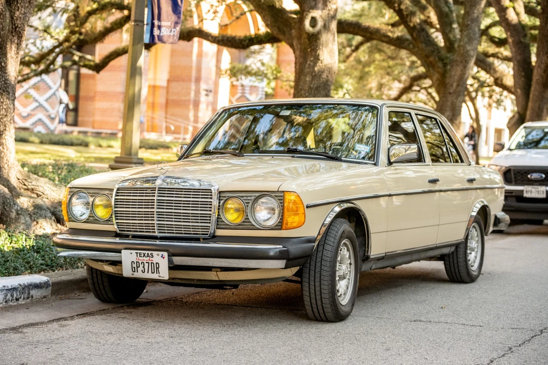 1985 Mercedes-Benz W123 Sedan - Image 2 of 31