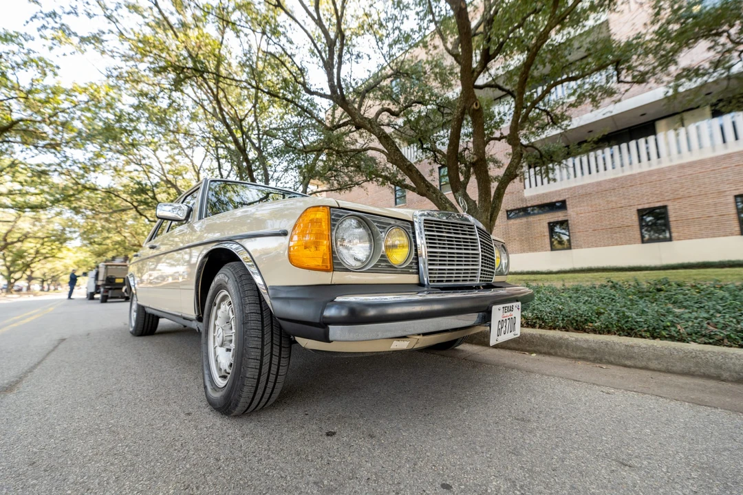 1985 Mercedes-Benz W123 Sedan - Image 12 of 31