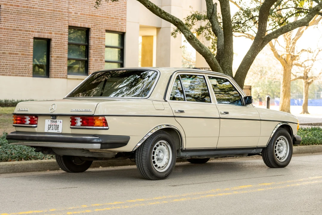1985 Mercedes-Benz W123 Sedan - Image 9 of 31