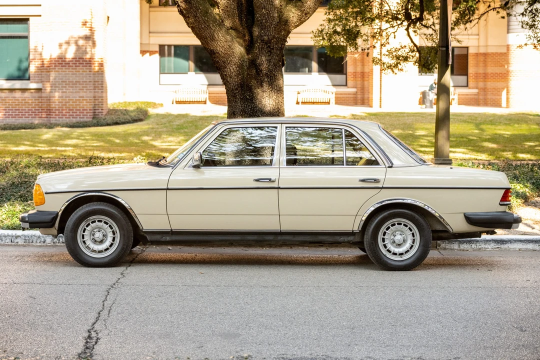1985 Mercedes-Benz W123 Sedan - Image 4 of 31