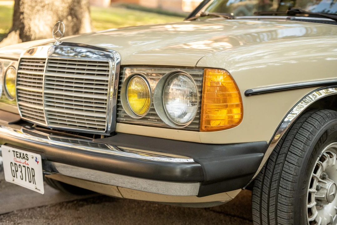 1985 Mercedes-Benz W123 Sedan - Image 19 of 31