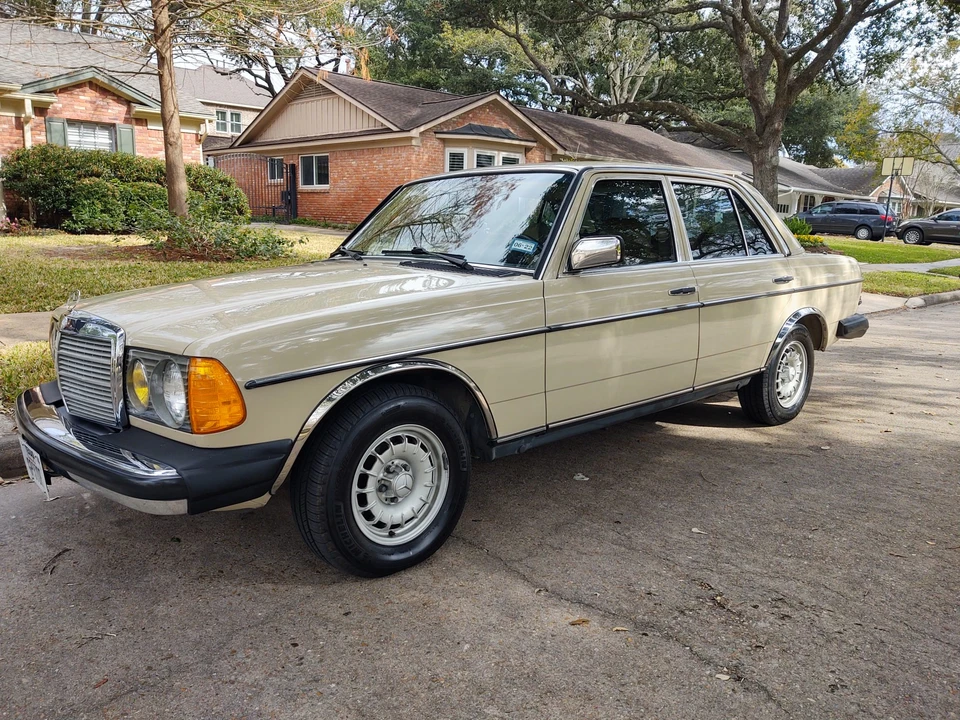 1985 Mercedes-Benz W123 Sedan - Image 3 of 31