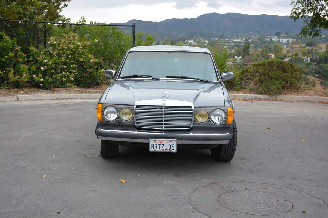 1985 Mercedes-Benz W123 Sedan - Image 7 of 31