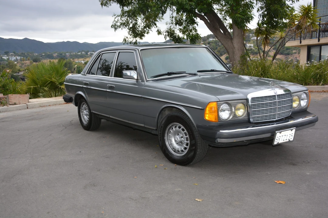 1985 Mercedes-Benz W123 Sedan - Image 10 of 31