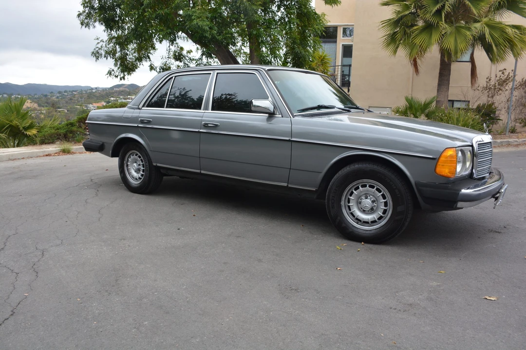 1985 Mercedes-Benz W123 Sedan - Image 11 of 31