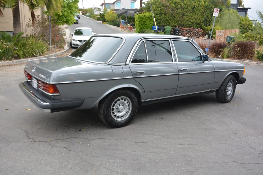 1985 Mercedes-Benz W123 Sedan - Image 12 of 31