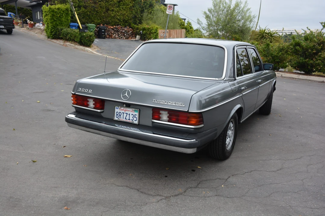 1985 Mercedes-Benz W123 Sedan - Image 13 of 31