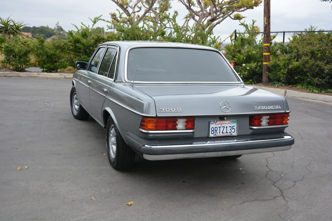 1985 Mercedes-Benz W123 Sedan - Image 15 of 31