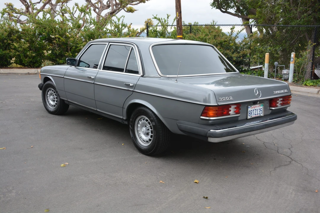 1985 Mercedes-Benz W123 Sedan - Image 16 of 31