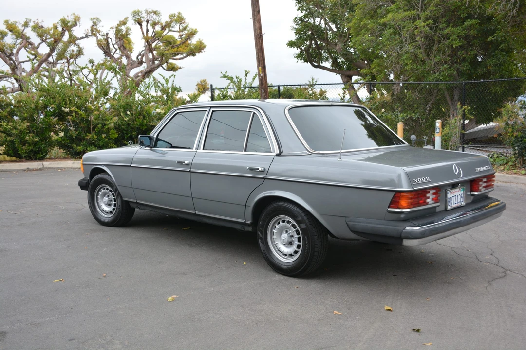 1985 Mercedes-Benz W123 Sedan - Image 17 of 31