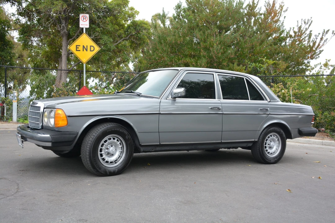 1985 Mercedes-Benz W123 Sedan - Image 2 of 31
