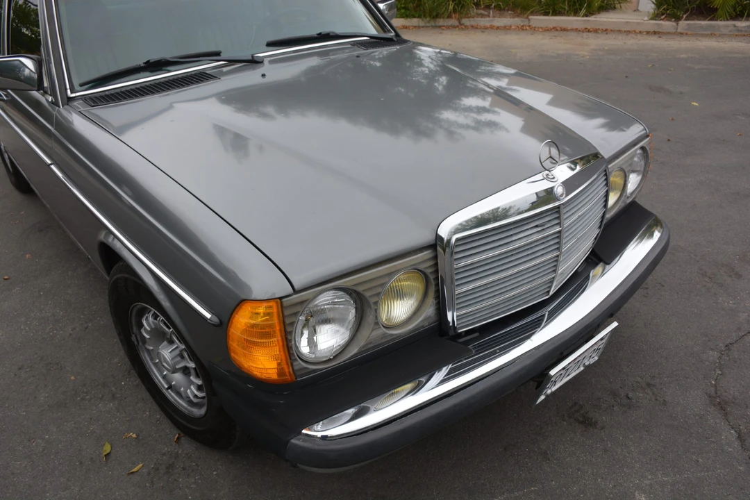 1985 Mercedes-Benz W123 Sedan - Image 25 of 31