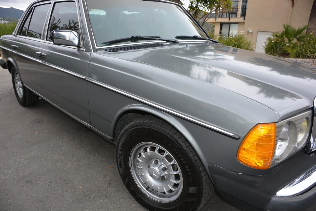 1985 Mercedes-Benz W123 Sedan - Image 24 of 31