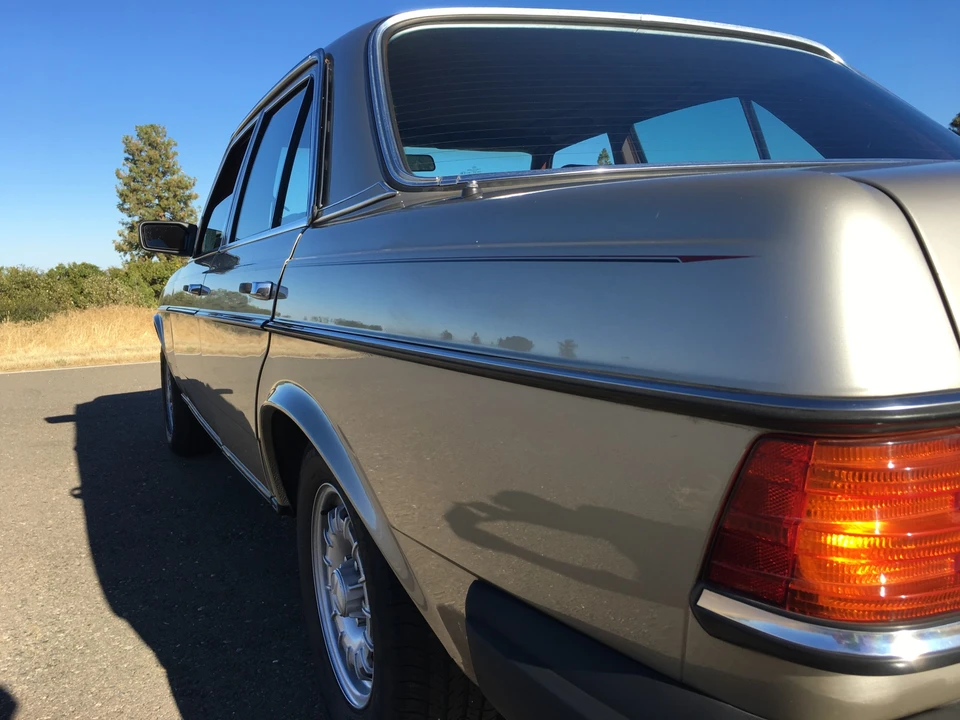 1985 Mercedes-Benz W123 Sedan - Image 18 of 31