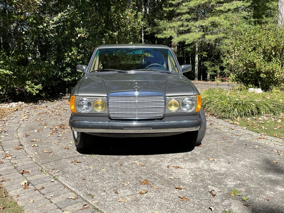 1985 Mercedes-Benz W123 Sedan - Image 13 of 31