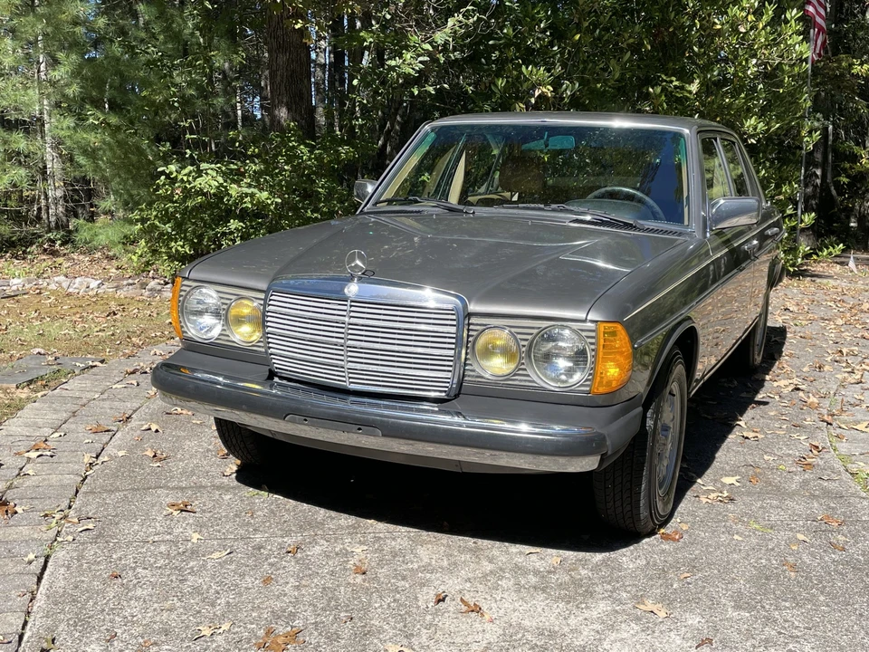 1985 Mercedes-Benz W123 Sedan - Image 6 of 31