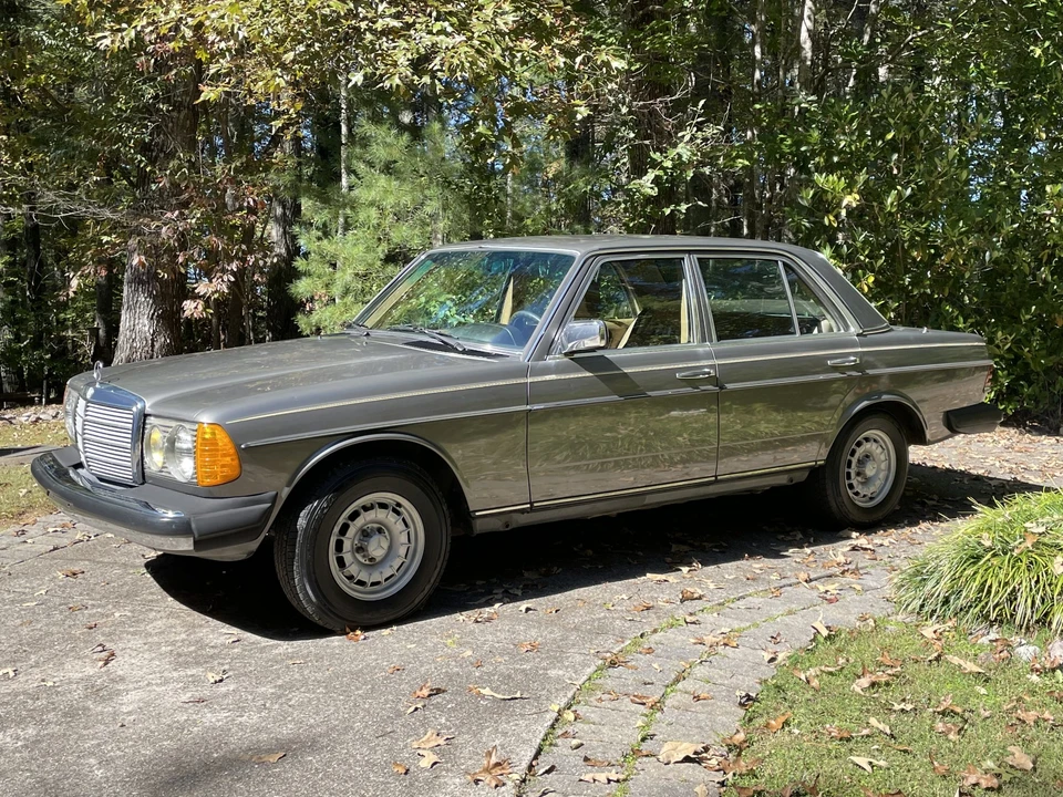 1985 Mercedes-Benz W123 Sedan - Image 4 of 31