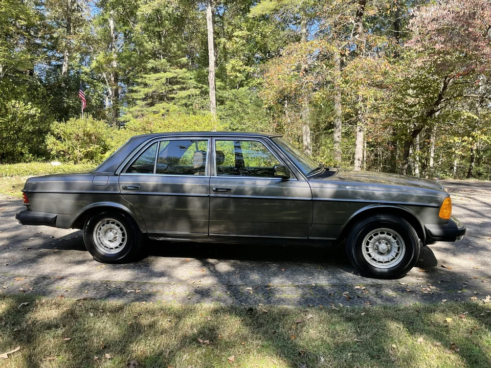 1985 Mercedes-Benz W123 Sedan - Image 25 of 31
