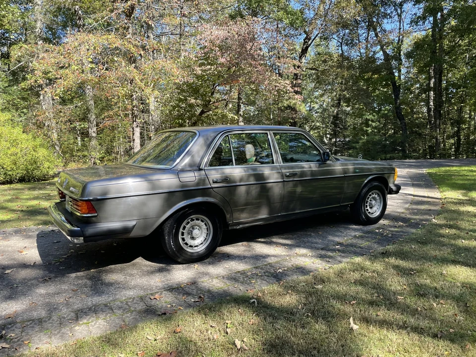 1985 Mercedes-Benz W123 Sedan - Image 27 of 31