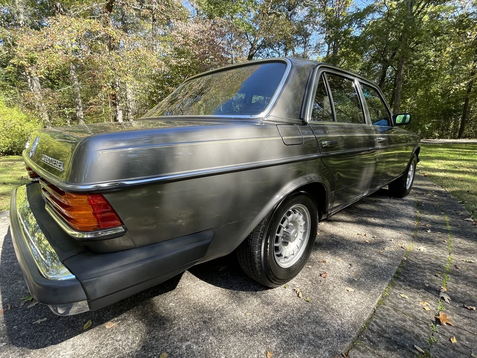 1985 Mercedes-Benz W123 Sedan - Image 28 of 31