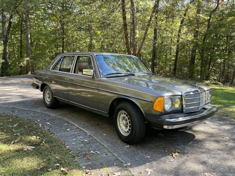 1985 Mercedes-Benz W123 Sedan - Image 18 of 31