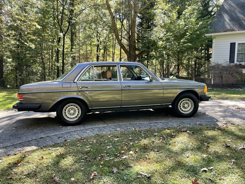 1985 Mercedes-Benz W123 Sedan - Image 24 of 31