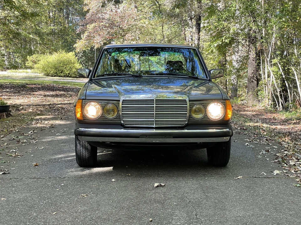 1985 Mercedes-Benz W123 Sedan - Image 11 of 31