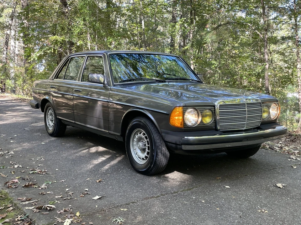 1985 Mercedes-Benz W123 Sedan - Image 16 of 31