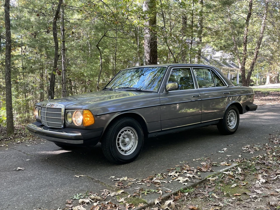 1985 Mercedes-Benz W123 Sedan - Image 3 of 31