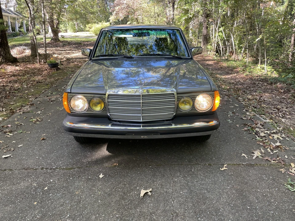 1985 Mercedes-Benz W123 Sedan - Image 10 of 31