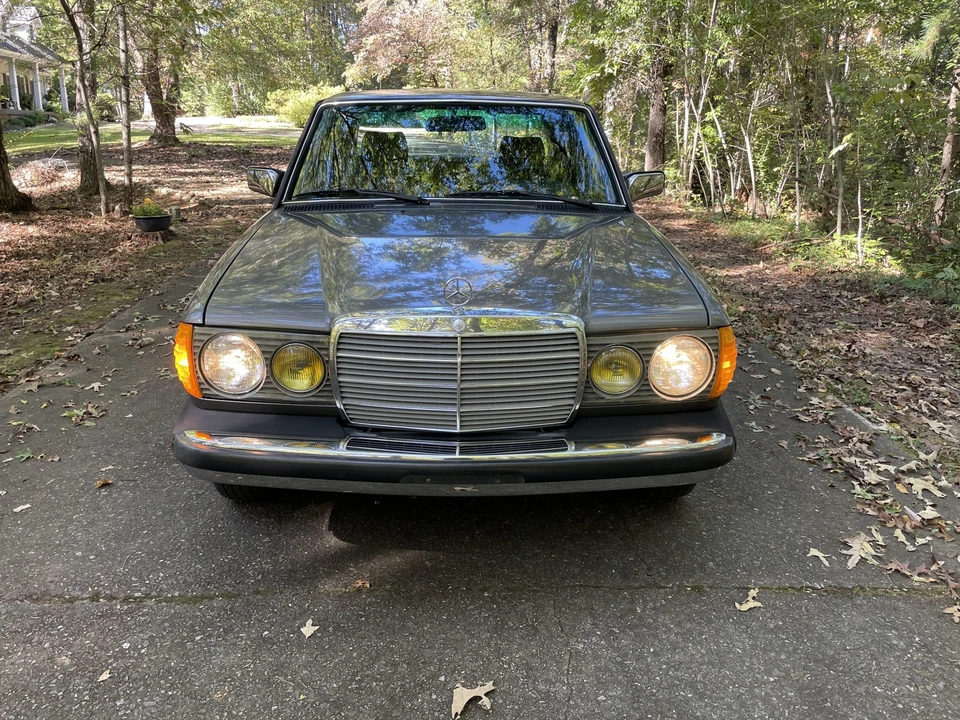 1985 Mercedes-Benz W123 Sedan - Image 9 of 31
