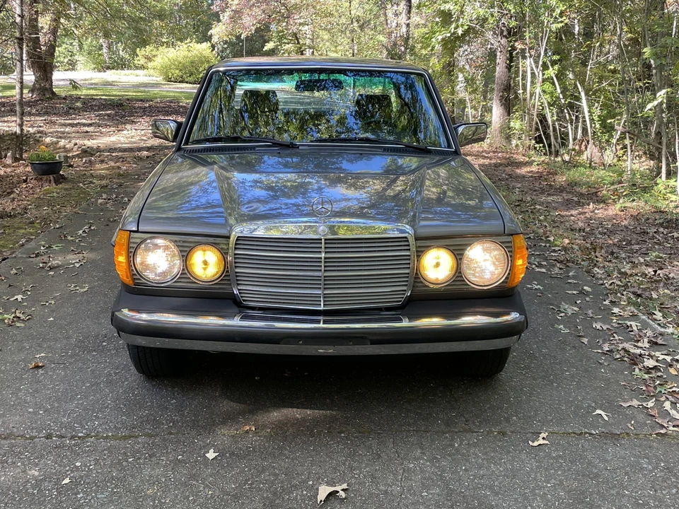 1985 Mercedes-Benz W123 Sedan - Image 8 of 31