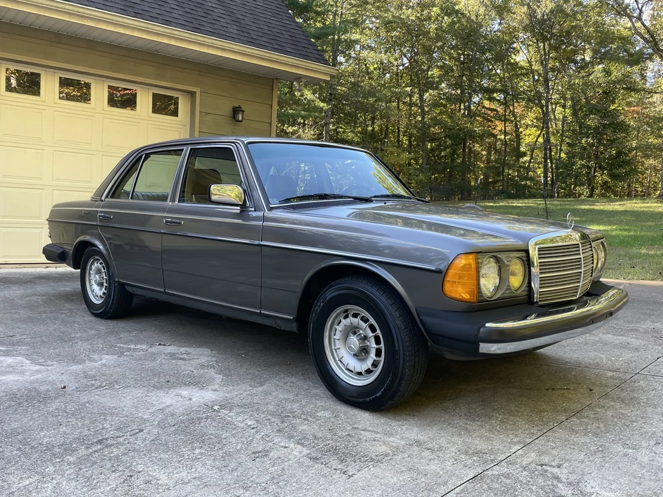 1985 Mercedes-Benz W123 Sedan - Image 14 of 31