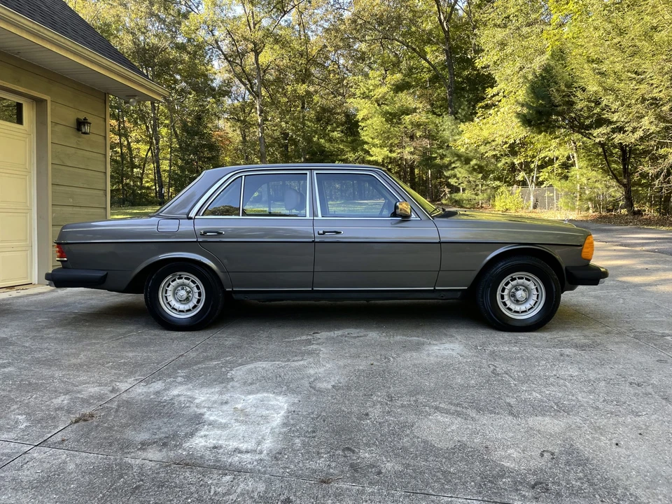 1985 Mercedes-Benz W123 Sedan - Image 23 of 31