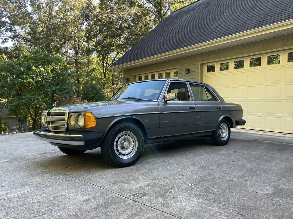 1985 Mercedes-Benz W123 Sedan - Image 2 of 31