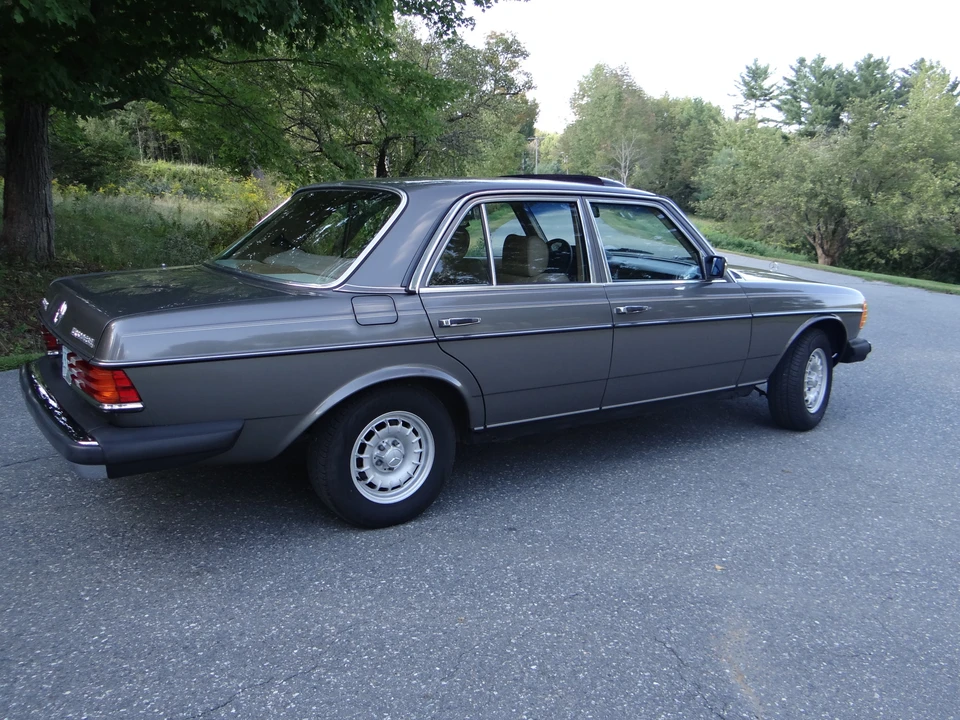 1985 Mercedes-Benz W123 Sedan - Image 11 of 31