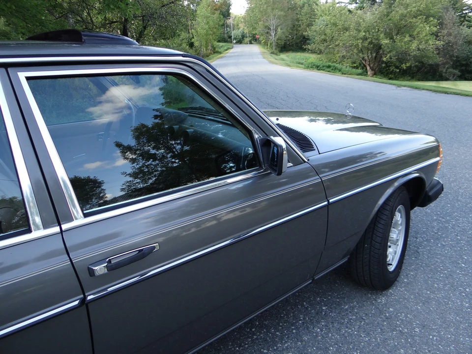 1985 Mercedes-Benz W123 Sedan - Image 24 of 31