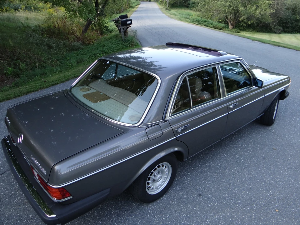 1985 Mercedes-Benz W123 Sedan - Image 12 of 31