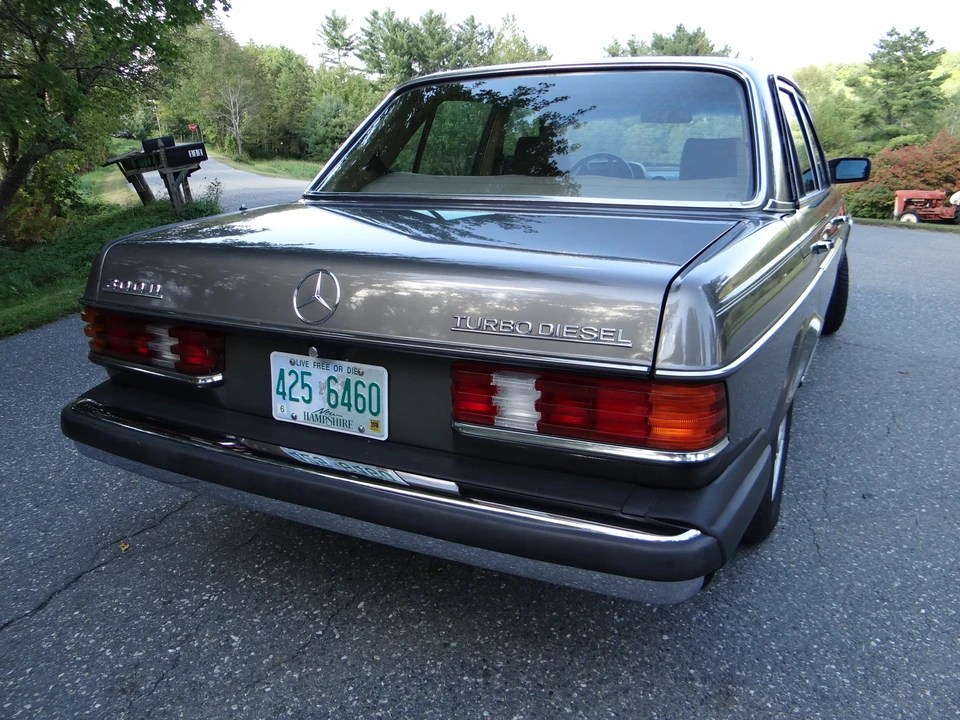 1985 Mercedes-Benz W123 Sedan - Image 14 of 31