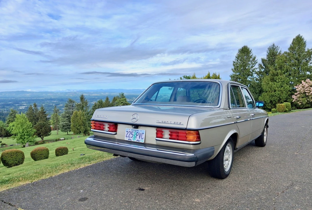 1985 Mercedes-Benz W123 Sedan - Image 25 of 31