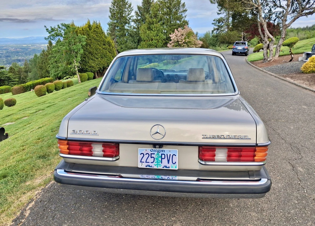 1985 Mercedes-Benz W123 Sedan - Image 11 of 31