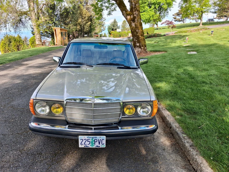 1985 Mercedes-Benz W123 Sedan - Image 19 of 31
