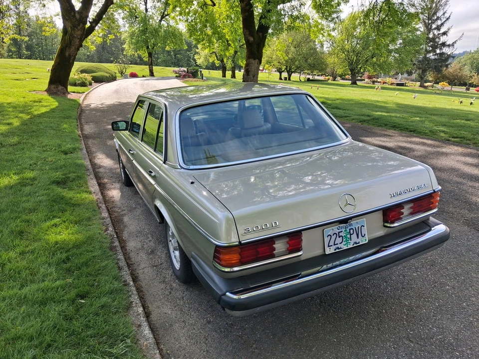 1985 Mercedes-Benz W123 Sedan - Image 9 of 31